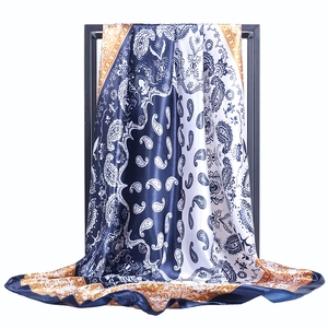 Foulard en satin de soie à motif Paisley bleu marine et orange sur cintre élégant