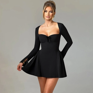 Détail de la robe courte noire avec décolleté en cœur et petit nœud déco