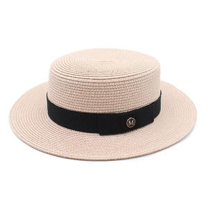 Gros plan détaillé sur le tressage en paille et le logo M doré du chapeau canotier