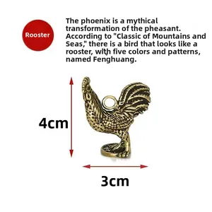 Détail d'un pendentif coq en laiton montrant la texture des plumes, hauteur 4cm et largeur 3cm
