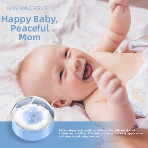 Detailansicht von Babypuderdose mit weicher Plüschquaste und blauem Aufbewahrungsbehälter