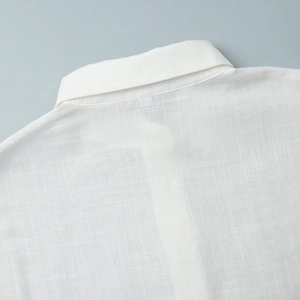 Vue détaillée de la couture du col arrière et de la texture du lin sur une chemise blanche