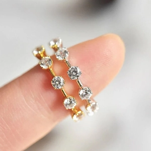 Bagues minimalistes en or et argent avec micro-zirconium empilées sur le doigt
