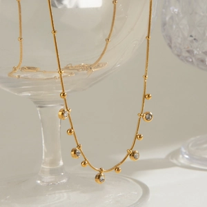 Collier en acier inoxydable doré avec chaîne perlée et pendentif rond en zircon brillant