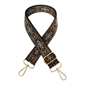 Détail de broderie ethnique sur bandoulière réglable avec mousquetons dorés brillants