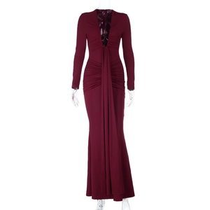Détail de robe de soirée bordeaux avec décolleté en U et élégant gland drapé devant