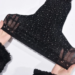 Gros plan sur le tissu en maille noire avec des strass blancs étincelants sur la robe extensible