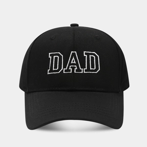 Vista detallada del bordado blanco DAD en la gorra de béisbol de algodón negro liso