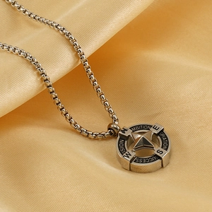 Compass compass pendant necklace in stainless steel on silk background with success engraving
