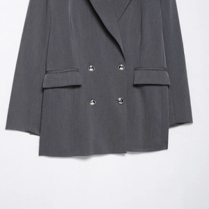 Blazer croisé gris foncé pour femme avec boutons métalliques et poches à rabat