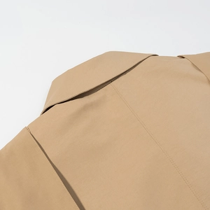 Détail du col et de l'épaule d'un trench-coat kaki avec coutures doubles de précision