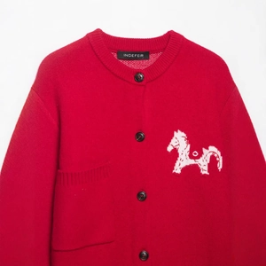Cardigan in maglia rossa con ricamo a cavallo bianco e bottoni neri da donna