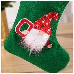 Détail de la botte de Noël en feutre vert avec gnome et bonnet rouge à pois