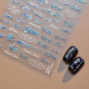 Détail macro d'autocollants pour ongles lettres cursives métallisées argent laser