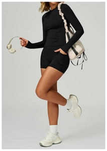 Detail von schwarzem Yoga-Oberteil und High-Waist-Shorts mit praktischer Seitentasche