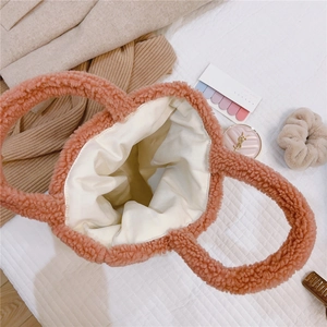 Vista dall'alto della borsa tote in peluche rosa con dettagli della fodera interna