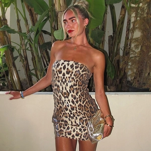 Détail de robe bustier à paillettes léopard avec texture brillante et coupe mini