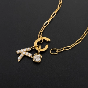 Elegante collana in acciaio al titanio dorato con ciondolo lettera K e cristallo