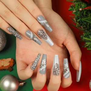 Ongles de Noël cercueil avec flocons d'argent, strass et paillettes grises