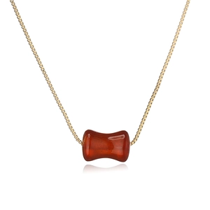 Collier minimaliste en chaîne dorée avec pendentif en agate brun-rouge en forme d'os