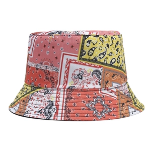 Détail du chapeau bob en toile de coton avec motif patchwork paisley multicolore