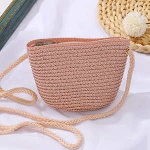 Dettaglio di borsa a tracolla intrecciata rosa per bambini con cinturino e zip in metallo