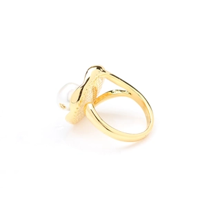 Bague géométrique vintage dorée avec base en pétales de perle et anneau texturé élégant