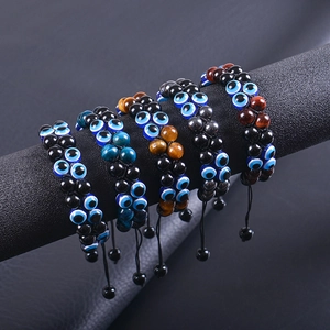 Braccialetti Evil Eye fatti a mano con occhio di tigre e pietre naturali su supporto
