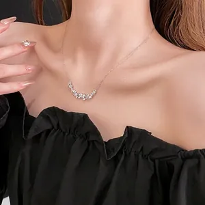 Elegant wheat-shaped zircon necklace in silver displayed on a woman's collarbone