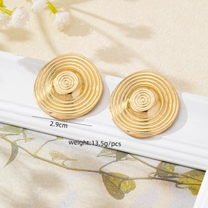 Detailed view of 2.9cm gold ripple textured alloy stud earrings with size and weight specs
