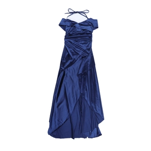 Vue détaillée de la robe en satin bleu foncé avec texture plissée et col licou