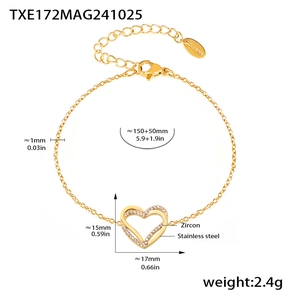 Dettaglio del bracciale a cuore in acciaio dorato con ciondolo in zircone 17x15mm