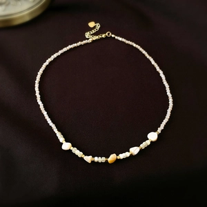 Collier de perles en cristal de coquille irrégulier avec pendentif cœur sur soie brune