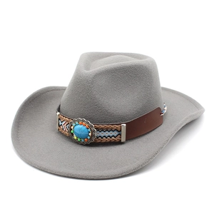 Détail du chapeau de cowboy en feutre gris avec ruban ethnique et pierre turquoise