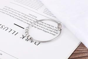 Détail du bracelet chaîne serpent argenté avec cinq perles zircon et fermoir magnétique