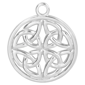 Vue détaillée d'un pendentif rond à nœud celtique en métal argenté poli avec évidements