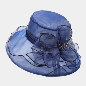 Chapeau de cérémonie élégant en organza avec grande fleur et texture en maille.