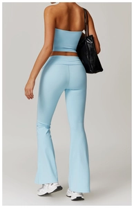 Vue arrière d'un ensemble de yoga bleu clair avec haut bandeau et pantalon évasé taille haute
