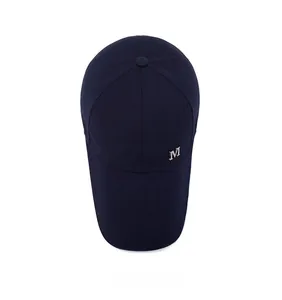 Vue de dessus d'une casquette de baseball bleu marine avec logo M et structure six pans