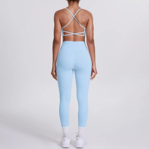 Ensemble de yoga bleu clair avec brassière à dos croisé et leggings taille haute