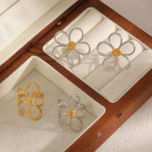 Elegant gold and silver hollow flower jewelry set with ring and earrings in a wooden box