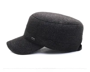 Detailansicht der Winter-Flatcap mit dicker Strickstruktur und seitlichem Metallemblem