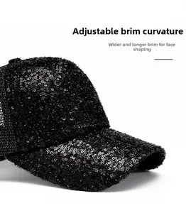 Détail de la casquette noire à paillettes avec bord large pliable et flexible