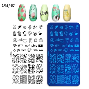Vue macro de la plaque de stamping OMJ-07 avec motifs d'été et résultat de nail art