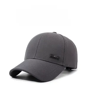 Detalle de gorra de béisbol gris carbón con tejido de sarga fina y emblema metálico NLS