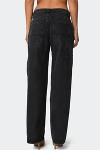 Détails du dos du jean cargo noir à jambes larges montrant les poches et la coupe ample
