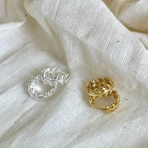 Vue macro de créoles feuilles de blé en argent sterling S925 en couleurs or et argent