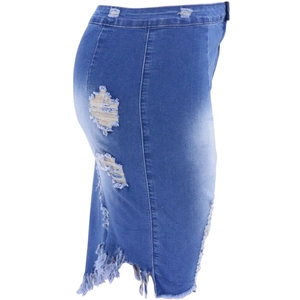 Detailansicht der Jeansrock-Taille mit seitlichem Riss und großen Fransen am Saum