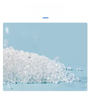 Vista macro di granuli di materia prima in plastica OPP bianca semitrasparente