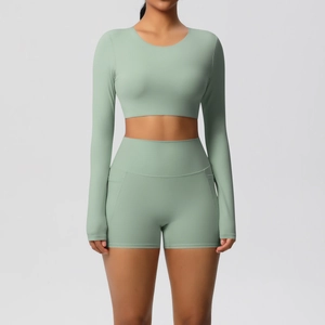 Detail van de Morandi groene yoga short met hoge taille, zijvak en bijpassende crop top